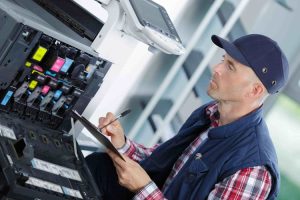 v&eacute;rification d'un photocopieur ricoh par un technicien 