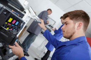 intervention d'un technicien sur un photocopieur ricoh