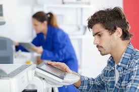 technicien vérifiant un photocopieur