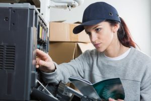 technicienne révisant un photocopieur