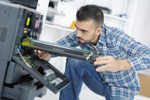 technicien sur photocopieur